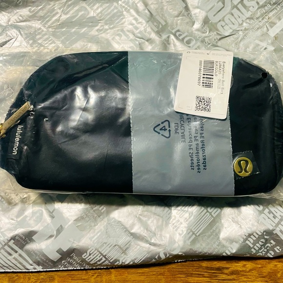 Lululemon everywhere belt bag - Picture 3 of 4